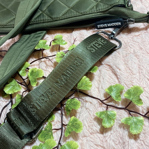 Steve Madden Gym -traveling bag - Picture 7 of 8